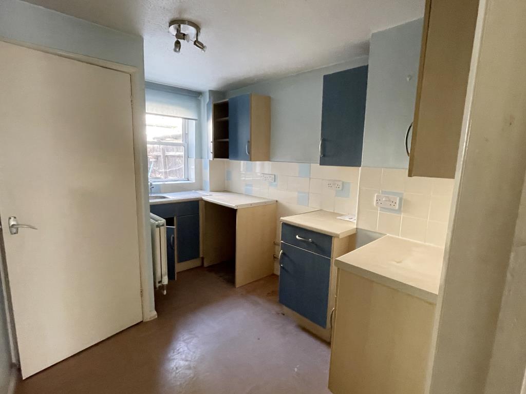 Lot: 65 - HOUSE FOR IMPROVEMENT IN TOWN CENTRE - kitchen inside house for improvement